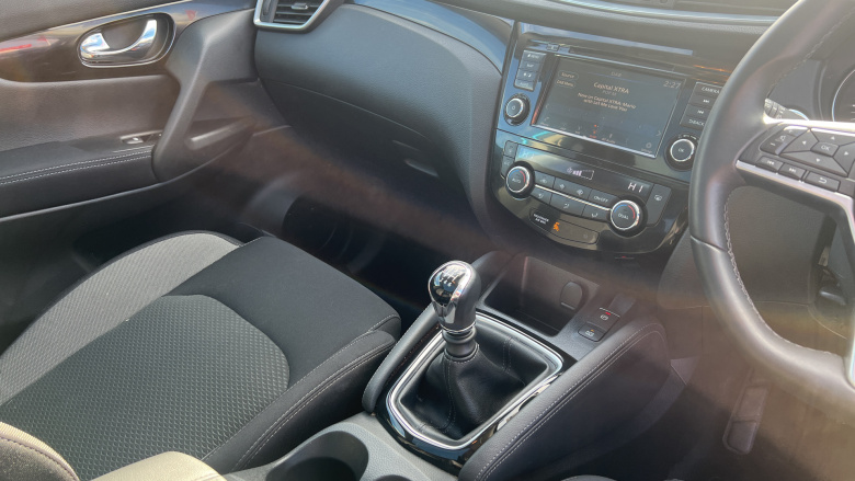 Nissan Qashqai 1.3 DiG-T N-Connecta 5dr [Glass Roof Pack] Petrol Hatchback